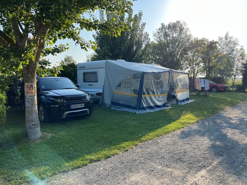 Emplacement spacieux camping le Grand Jardin 1