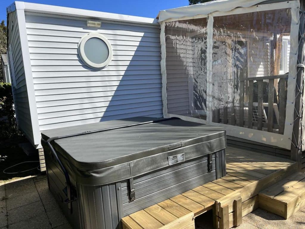 spa privatif sur la terrasse du mobil home à notre dame de monts